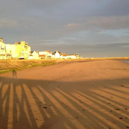Bord De Mer Avec Jardin Et Local Velos